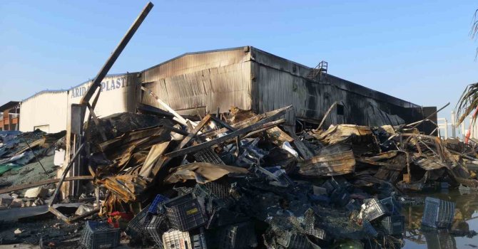 Mersin’deki plastik fabrikasında çıkan yangında hasarın boyutu gün ağarınca ortaya çıktı