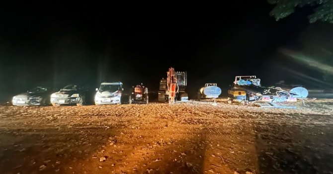 Kaçak kazı yapan 7 şahıs yakalanırken, çok sayıda otomobil ve iş makinesine el konuldu