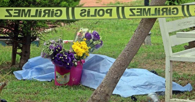 Öldüğü yer mezarı gibi oldu, başucunda çiçeklerle bulundu