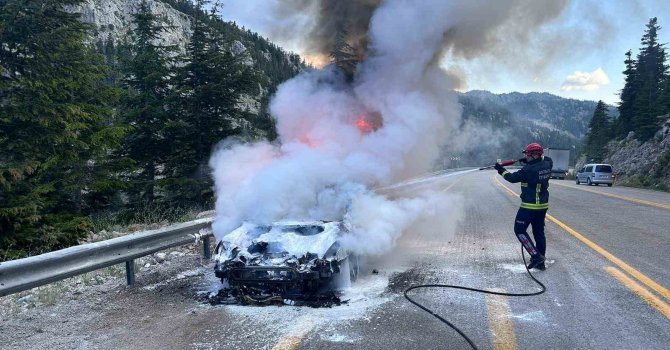 Antalya’da hareket halindeki otomobil alev alev yandı