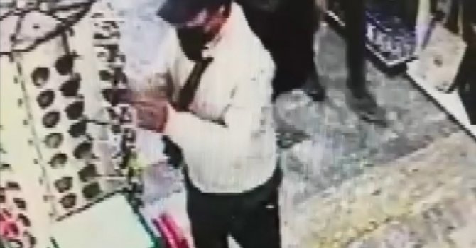 Gözlük hırsızının rahat tavırları pes dedirtti: Birini gözüne taktı, diğerini boynuna astı