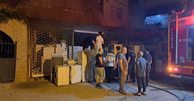 Beyaz eşya dükkanında çıkan yangın büyümeden söndürüldü