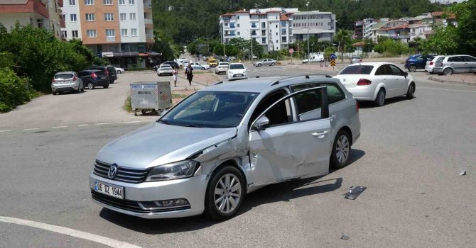 Hafif ticari araçla otomobil çarpıştı: 1 yaralı