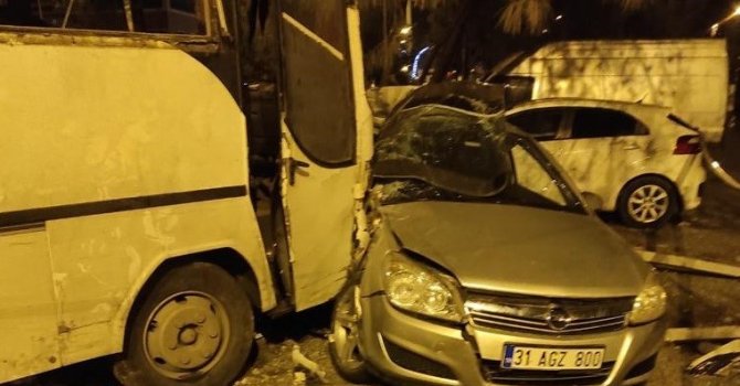 Hatay’da işçi servisi ile otomobil çarpıştı: 1 ölü, 25 yaralı