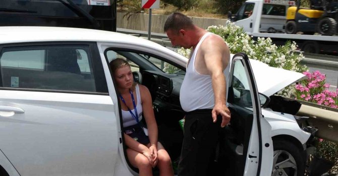 Tur otobüsü ile çarpışan otomobildeki kadın tur rehberi şoka girdi