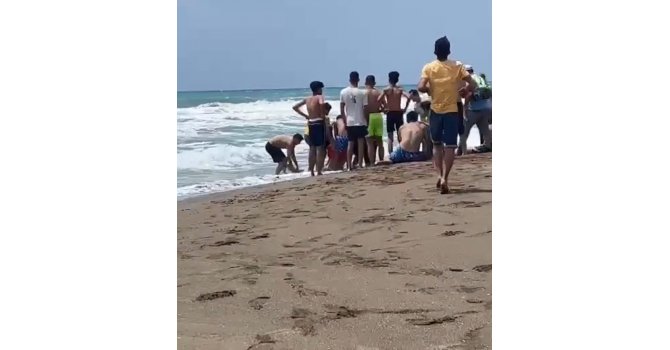 Denizde çocuklarını kurtarmak isteyen baba yaşamını yitirdi