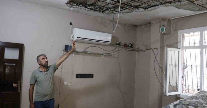 Depremden hasarsız çıkan evin tavanı çöktü