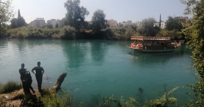Manavgat Irmağı’nda sürüklenen kadın cesedi ekipleri harekete geçirdi