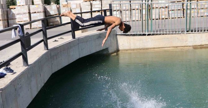 Sıcaklar arttı tehlike başladı, çocuklar sulama kanalında yüzüp kaldırımda güneşlendi