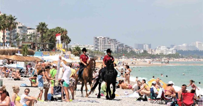 Konyaaltı sahilinin güvenliği Börü ve Winner’e emanet