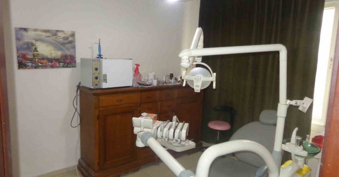 Evi polikliniğe çeviren sahte dişçi yakalandı