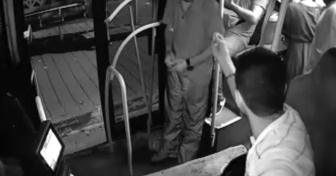 Halk otobüsünde dehşet dakikaları: Ekmek bıçağıyla şoföre saldırdı