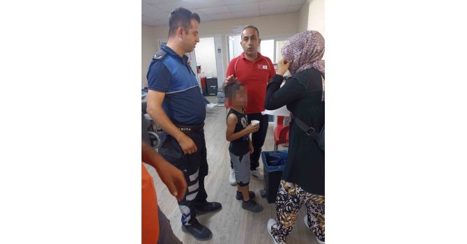 Boğazına şeker kaçan çocuğa itfaiye eri müdahale etti