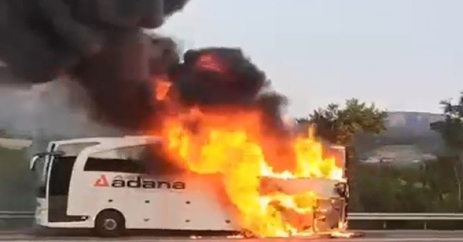Otoyolda yolcu otobüsü yandı