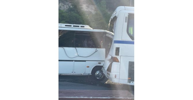 Otel servis otobüsüne servis midibüsü çarptı