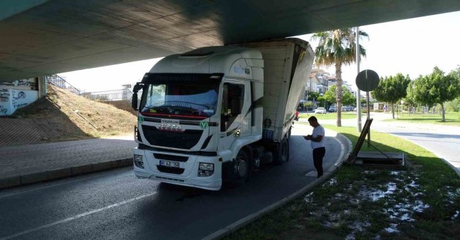 Yüksekliği hesap edemeyen tır sürücüsü alt geçitte sıkıştı