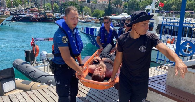 Şelale yanında serinlemek isterken falezlerden aşağı düşen genç ölümden döndü