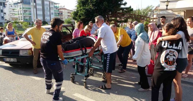 Sürücü adayının fren yerine gaza bastığı otomobil duvara çarparak durabildi