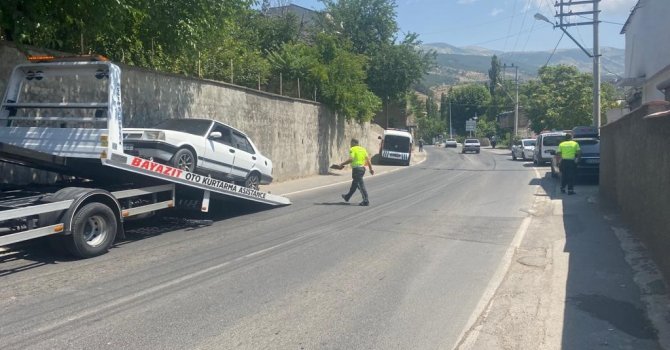 Yol kesip araçları durduran şahsa vatandaş müdahale etti