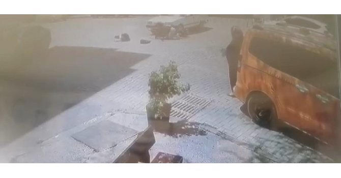 Akülü bisiklet ile otomobil çarpıştı: 2 kız kardeş yaralandı