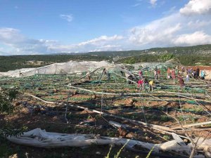 Mersin Erdemli’de hortum seraları yıktı
