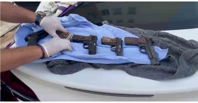 Hatay’da otomobilde 5 adet ruhsatsız silah ele geçirildi