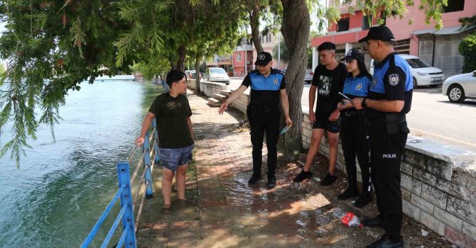 Polisler, kanalda yüzen çocukları sudan çıkartıp bilgilendirdi