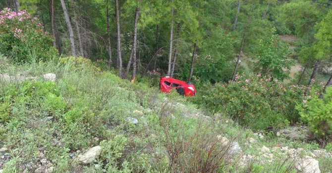 Piknik dönüşü 30 metre uçuruma yuvarlanan otomobilden sağ çıktılar