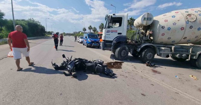 ’U’ dönüşü yapan beton mikseri motosikletle çarpıştı: 2 yaralı