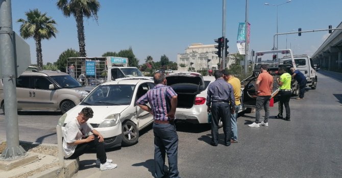 Kavşakta zincirleme kaza: 4 yaralı