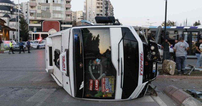 Adana’da sinyalizasyon direğine çarpan yolcu minibüsü devrildi: 3 yaralı
