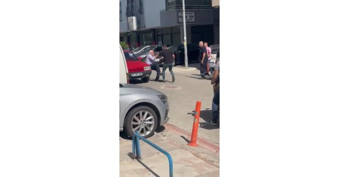 Sevgilisine çarpan yaşlı adamı herkesin gözü önünde bıçakladı