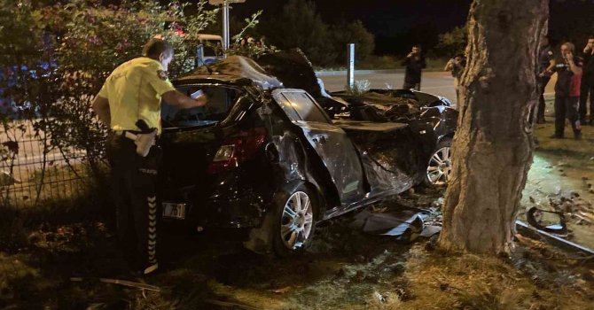 Isparta’da kontrolden çıkan araç ağaca çarptı: 1’i ağır 2 yaralı