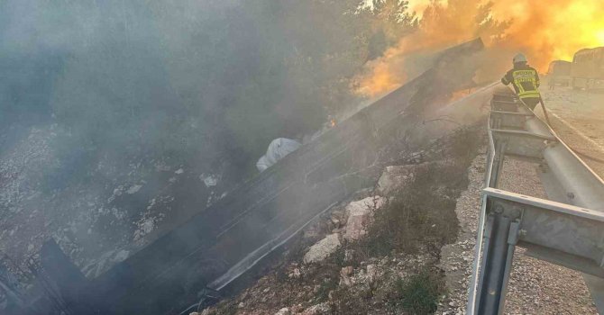 Mersin’de kaza yapan tır alev alev yandı