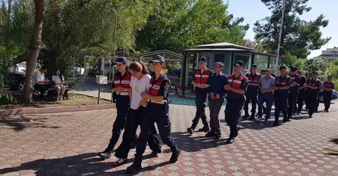 Ukraynalı kadın tefecinin elindeki kelepçeyi gizleme çabası