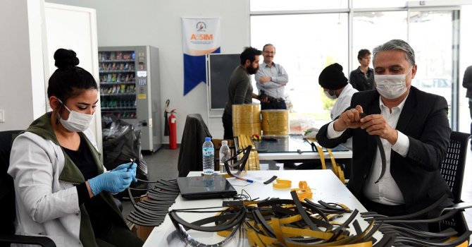 Muratpaşa 13 bin 850 siperlikli maske dağıttı