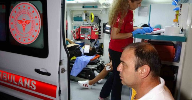 Ehliyetsiz sürücülerin kullandığı motosiklet çarpıştı: 3 yaralı