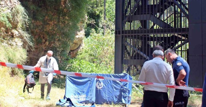 Falezlerden sahile inen asansörün yanında genç adamın cesedi bulundu