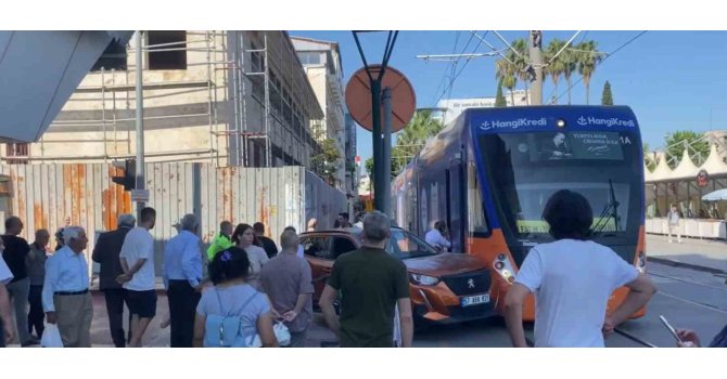 Antalya’da tramvay ile cip çarpıştı, seferler aksadı