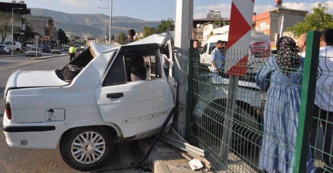 Kontrolden çıkan otomobil aydınlatma direğine çarptı: 3 yaralı