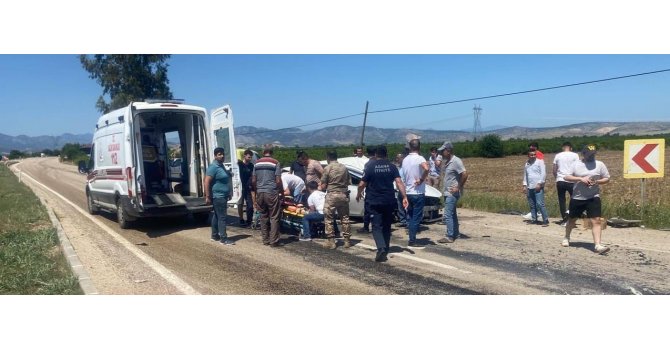 Traktör ve otomobil çarpıştı: 3 yaralı