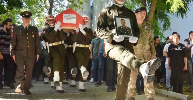 Trafik kazasında hayatını kaybeden astsubay son yolculuğuna uğurlandı