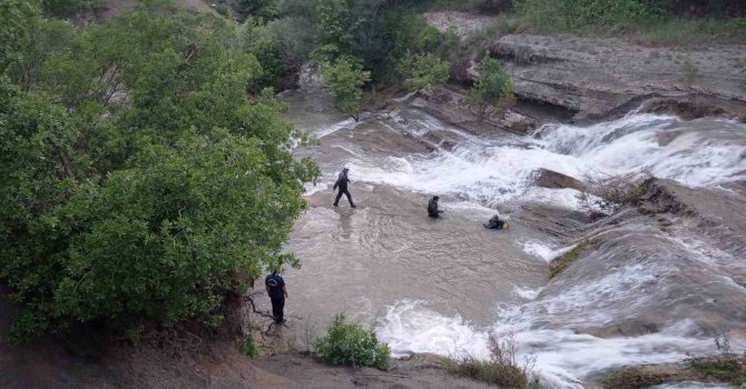 Serinlemek için gölete giren 2 kişi boğuldu