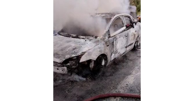Otoyolda yanan araç kullanılmaz hale geldi