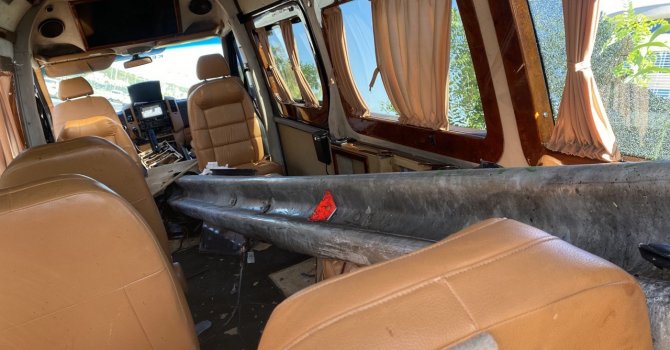 Antalya’da dehşete düşüren kaza: Minibüsün içinden bariyer geçti
