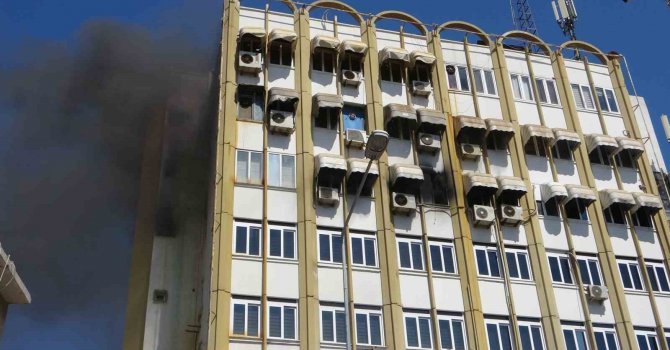 Alev alev yanan iş yerini gözyaşları içinde çaresizce izlediler