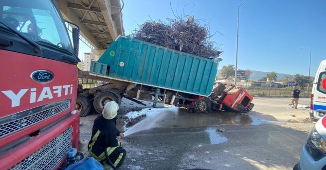 Dorsesi açılan kamyon üst geçide çarptı: 1 yaralı