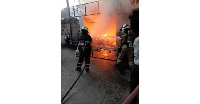 İşyerinde çıkan yangın itfaiye ekipleri tarafından söndürüldü