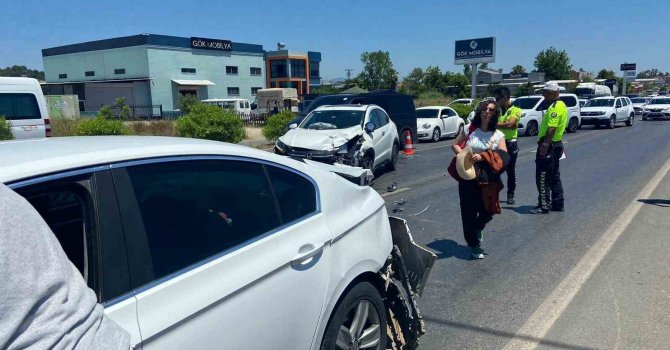 Kırmızı ışıkta yavaşlayan otomobillerin arasına daldı