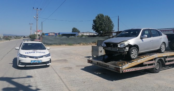 Kontrolden çıkan otomobil bariyerlere çarpıp karşı şeride geçti